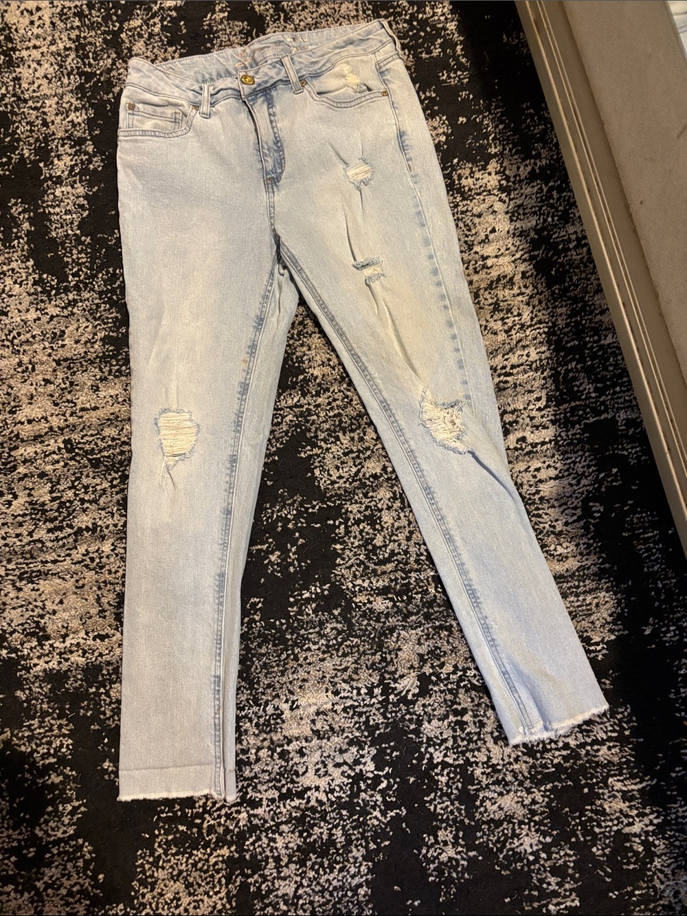 Light Wash Distressed Women’s Skinny Jeans